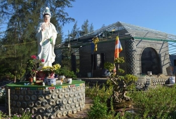 Ngôi chùa được làm từ 60.000 chai nhựa