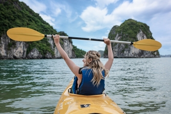 Chèo kayak khám phá vịnh Hạ Long
