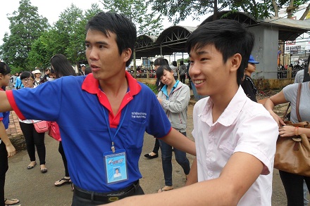 Đắk Lắk: Điều xe công đưa đón sĩ tử miễn phí đến trường thi