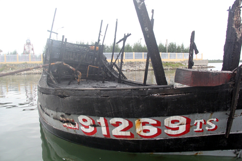 Chiếc tàu câu mực trị giá 3,5 tỉ của ngư dân Phạm Cương bị cháy trong đêm 28/6. Ảnh: Tiến Hùng.