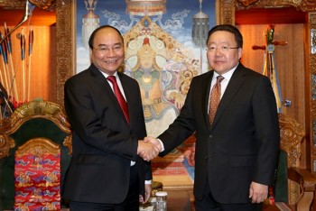 Thủ tướng Nguyễn Xuân Phúc hội kiến Tổng thống Mông Cổ