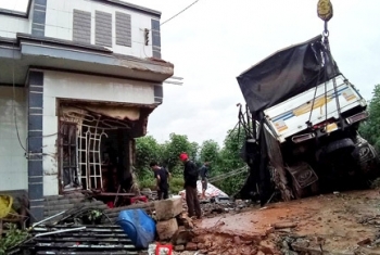 Ôtô tải tông sập nhà dân ở Lâm Đồng