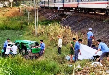 Tàu hỏa húc văng taxi ở Quảng Ngãi, 2 người tử vong