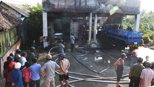 Cháy cây xăng ở Cà Mau, 2 người bị thương
