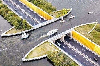 Cây cầu "2 trong 1" độc nhất vô nhị ở Hà Lan