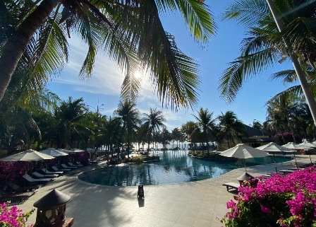Resort sở hữu không gian mở hướng biển và luôn đầy nắng