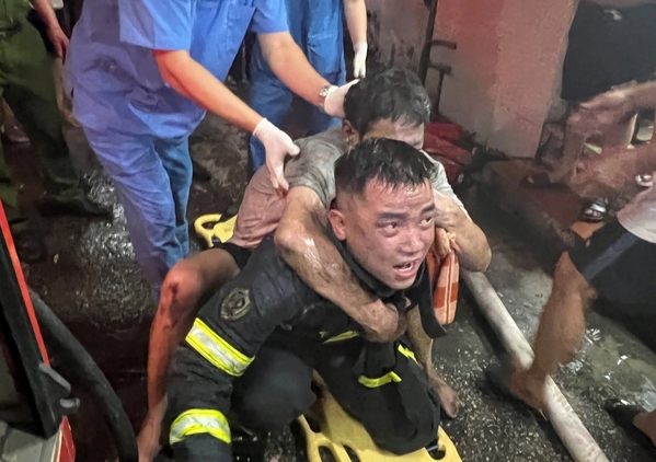 Chiến sĩ cảnh sát kể khoảnh khắc lao vào đám cháy cõng người mắc kẹt
