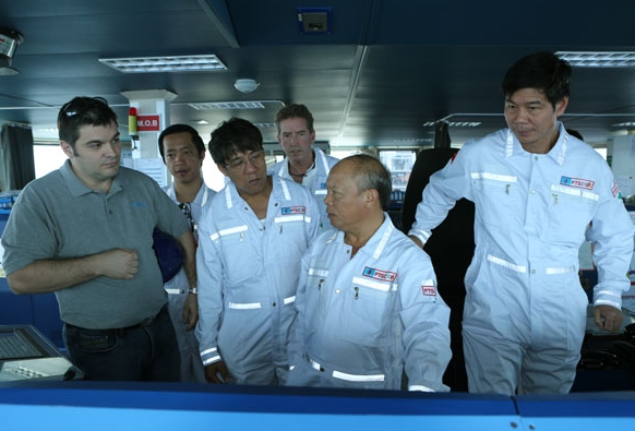 Tổng giám đốc Đỗ Văn Hậu kiểm tra công tác trên tàu khảo sát địa chấn Amadeus