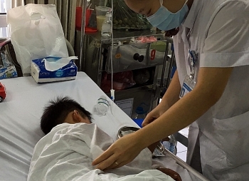 Bé trai 7 tuổi ở Hà Nội bị chó cắn đứt rời môi