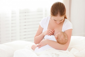 Trẻ sơ sinh cần được bú mẹ sớm sau sinh