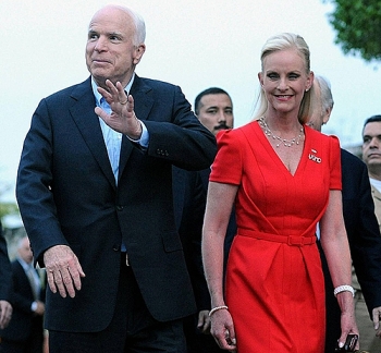 Chuyện tình 'sét đánh' của John McCain và người vợ gắn bó gần 40 năm