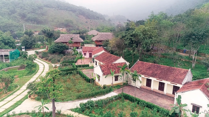 Khu làng Việt trong khuôn viên Khu du lịch sinh thái Bản Coốc.