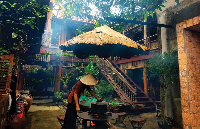 Không gian ẩm thực dân dã Bếp Làng ở Đường Lâm.