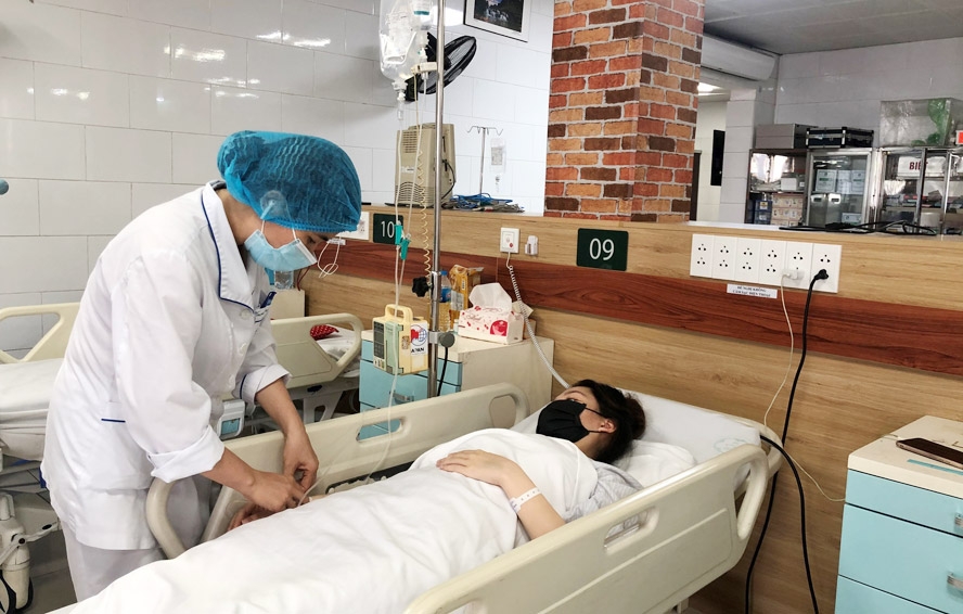 Một bệnh nhân lạm dụng thuốc paracetamol dẫn đến bị viêm gan phải điều trị tại Trung tâm Chống độc (Bệnh viện Bạch Mai). Ảnh: Thanh Mai