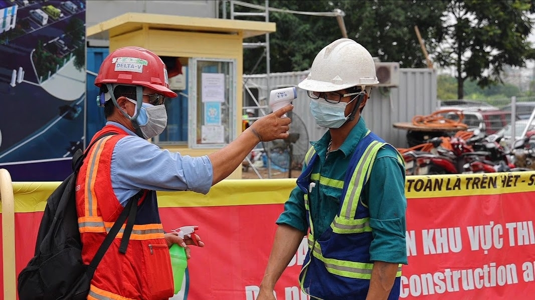 Cận cảnh công trường xây dựng bệnh viện dã chiến điều trị Covid-19 tại Hà Nội