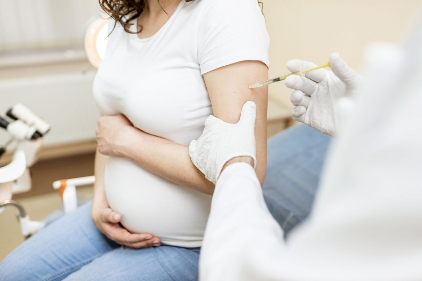 Ưu tiên tiêm vắc xin cho phụ nữ mang thai và cho con bú