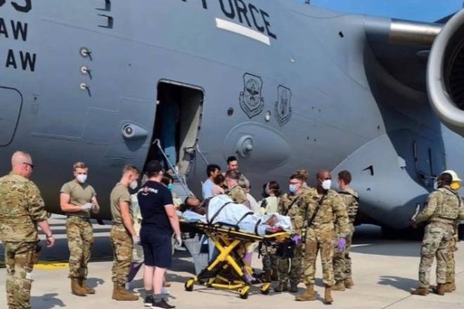 Em bé chào đời trên chuyến bay giông bão rời Afghanistan - 1