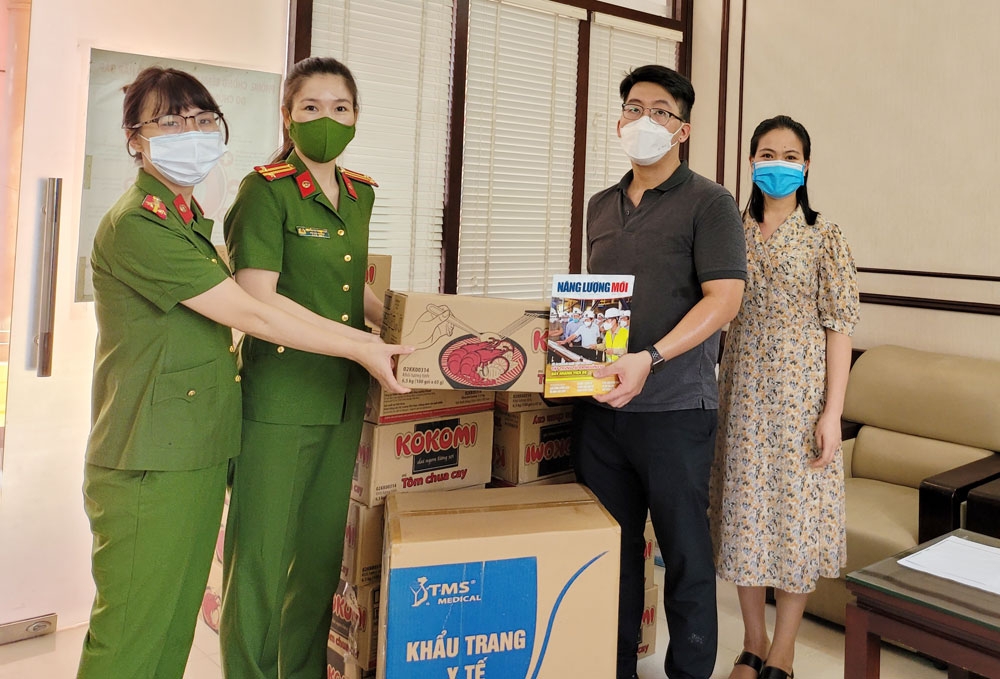 Tạp chí Năng lượng Mới cùng Tập đoàn Masan trao quà cho tuyến đầu chống dịch