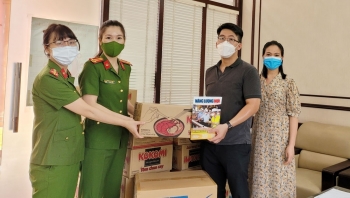 Tạp chí Năng lượng Mới đồng hành cùng Tập đoàn Masan trao quà cho tuyến đầu chống dịch