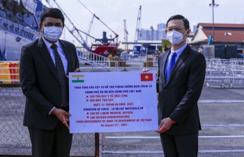 Việt Nam tiếp nhận thiết bị y tế của Chính phủ Ấn Độ trao tặng