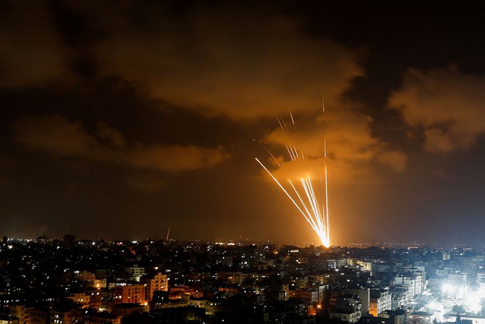 Israel hứng "mưa" rocket sau khi không kích Gaza