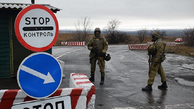 Ukraine ban bố lệnh giới nghiêm đặc biệt ở Donbass - 1