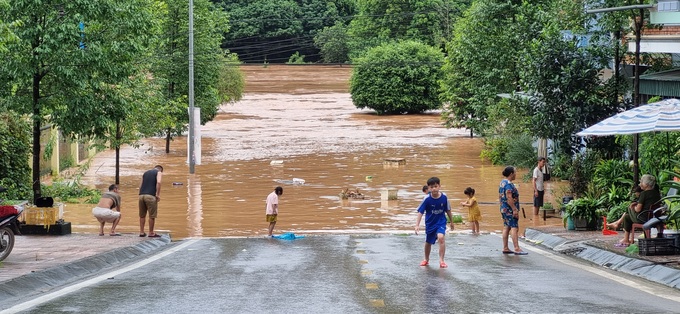 Nhiều nơi ở Quảng Ninh bị nước lũ nhấn chìm sau cơn bão số 3 - 5