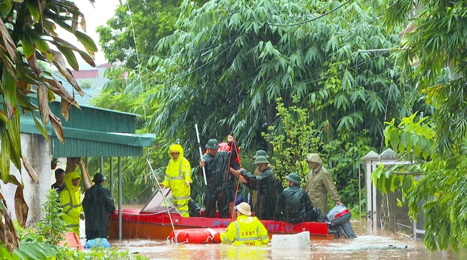 Nhiều nơi ở Quảng Ninh bị nước lũ nhấn chìm sau cơn bão số 3 - 8