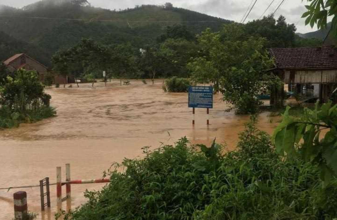 Nhiều nơi ở Quảng Ninh bị nước lũ nhấn chìm sau cơn bão số 3 - 2