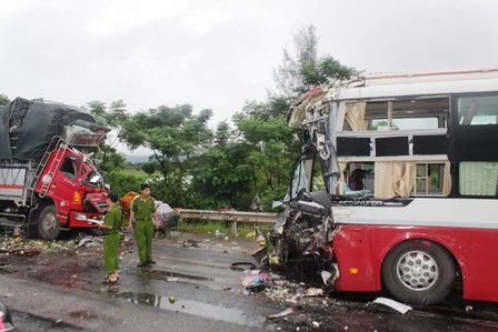 Lực lượng công an huyện Hưng Nguyên điều tra nguyên nhân vụ tai nạn