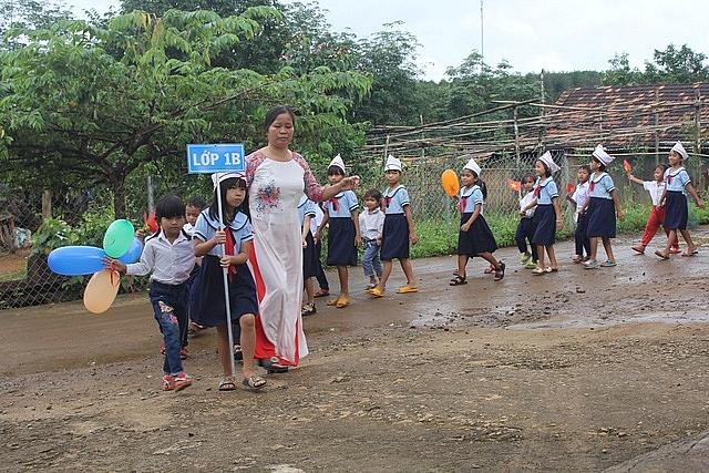 hinh anh hoc sinh lop mot vung cao bo ngo ngay khai giang