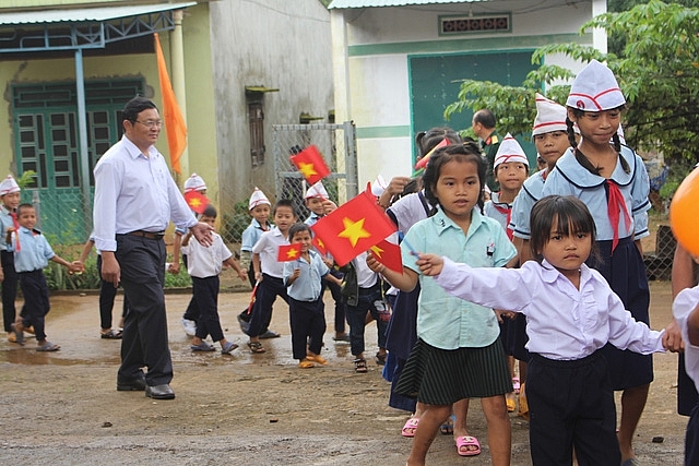 hinh anh hoc sinh lop mot vung cao bo ngo ngay khai giang