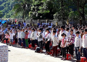 Hàng trăm học sinh đi khai giảng nhờ vì trường bị lũ “xóa sổ”