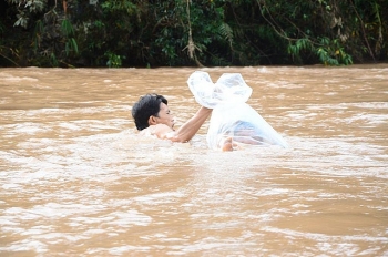 Thêm clip học sinh chui túi nilon qua dòng nước lũ tại Điện Biên