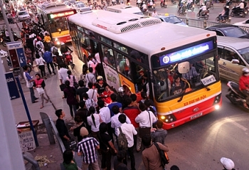 Hà Nội: Liên tiếp bắt kẻ trộm cắp tài sản tại điểm chờ xe buýt