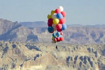 Nghệ sĩ bay lên độ cao 7.300 mét nhờ một chùm bóng bay