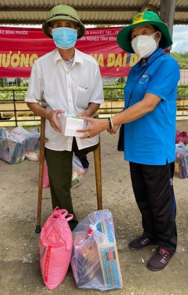 71 tuổi vẫn xông vào tâm dịch hỗ trợ người nghèo - 4
