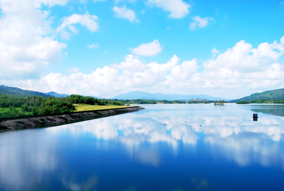 Vẻ đẹp ngỡ ngàng trên hồ Việt An