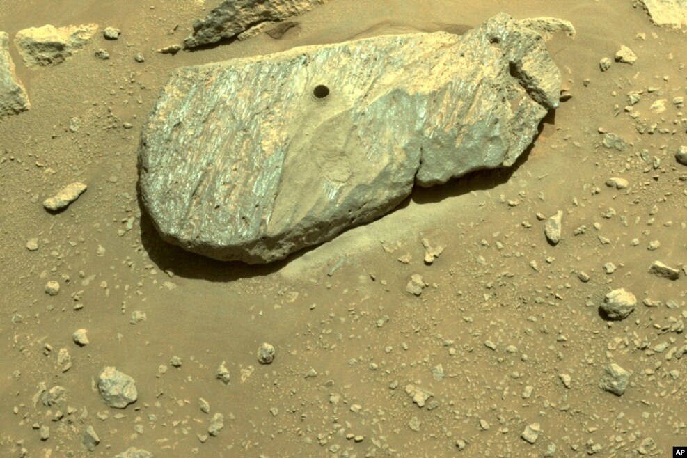 Tàu thám hiểm Perseverance thu thập mẫu vật đầu tiên trên sao Hỏa
