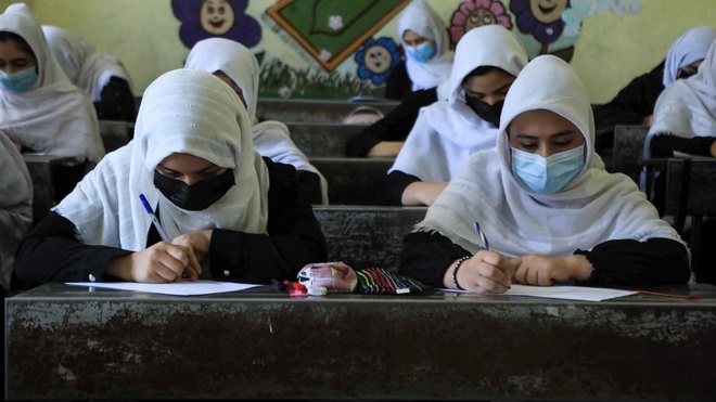 Taliban cấm nữ giới học trung học