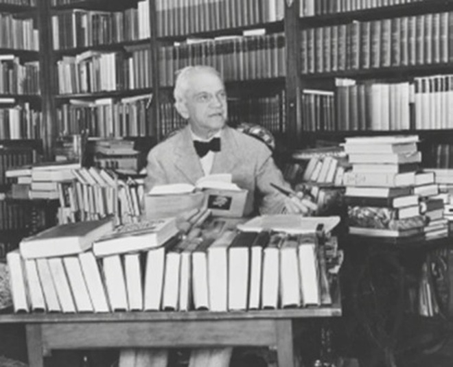 Giáo sư William Lyon Phelps trong thư viện Đại học Ivy (Ảnh: phelpsfamilyhistory).
