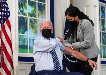 Tổng thống Mỹ Biden tiêm mũi vắc xin Covid-19 tăng cường