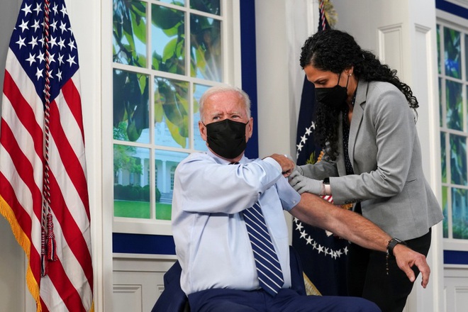 Tổng thống Mỹ Biden tiêm mũi vắc xin Covid-19 tăng cường - 1