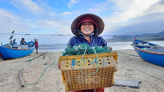 Bà Nguyễn Thị Mãnh (thôn Lộ Diêu, xã Hoài Mỹ, TX Hoài Nhơn) chuẩn bị lưới, dụng cụ để ra khơi.