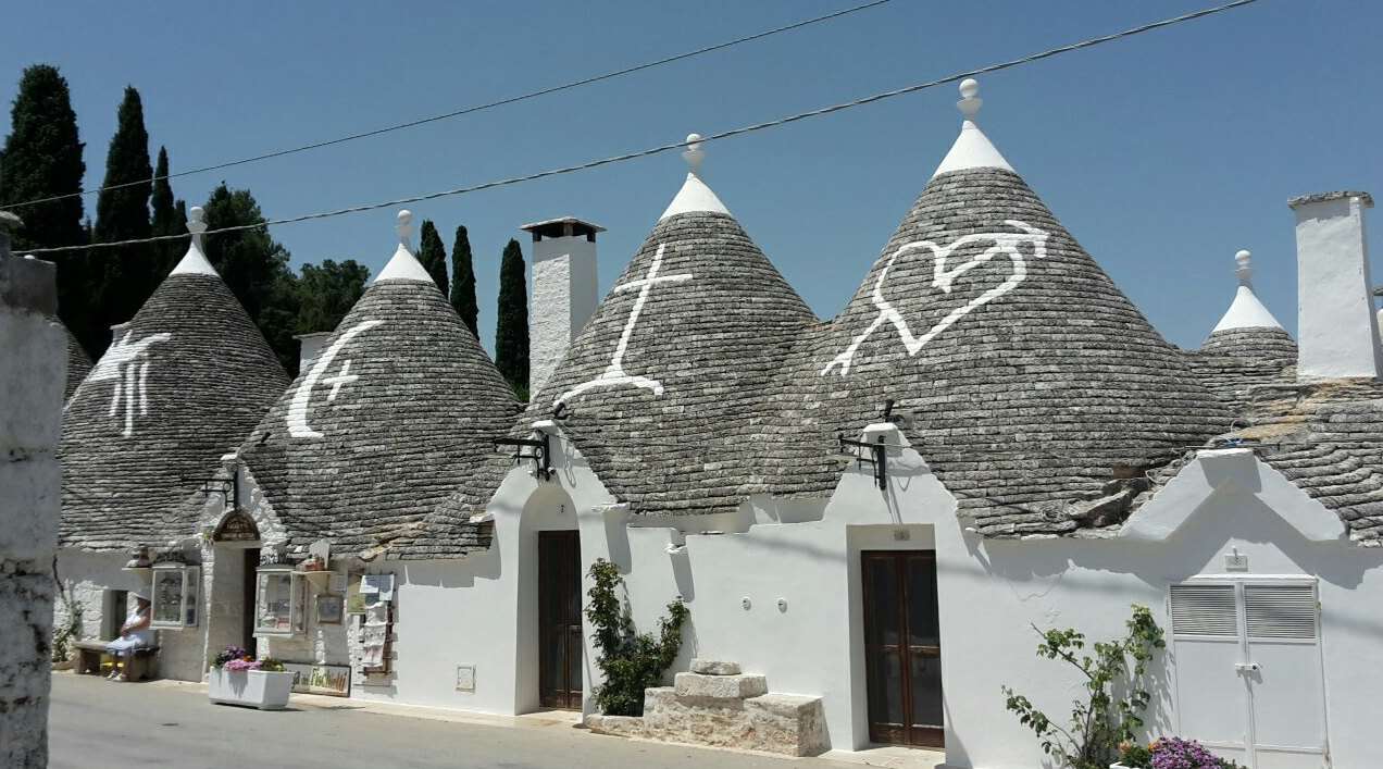 Ghé thăm ngôi làng “mái chóp” độc đáo ở Puglia, Italy