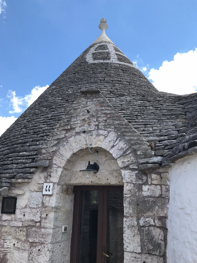 Ghé thăm ngôi làng “mái chóp” độc đáo ở Puglia, Italy