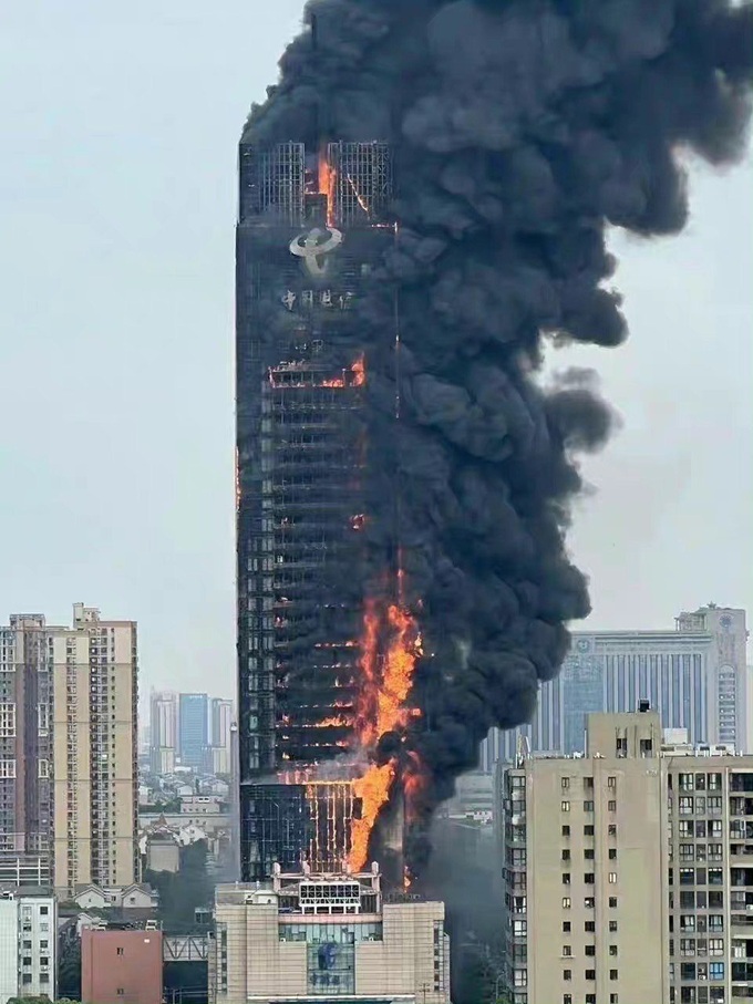 Tòa nhà chọc trời ở Trung Quốc bốc cháy dữ dội - 1