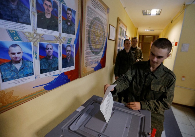 Hơn 100 quan sát viên từ 40 nước giám sát trưng cầu dân ý tại Ukraine - 1