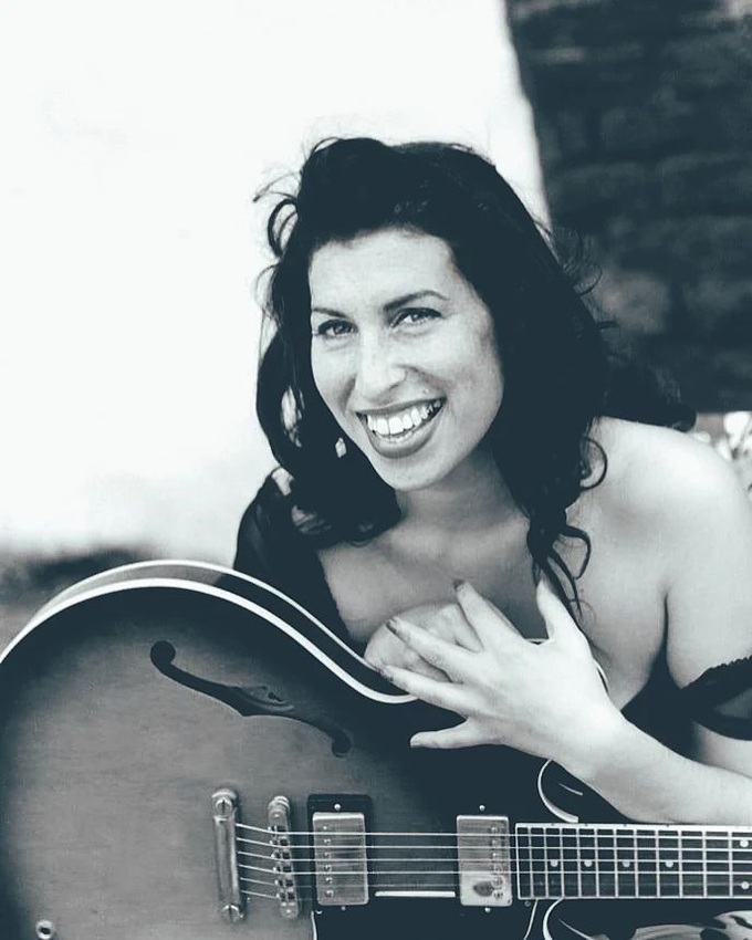 Nữ ca sĩ Amy Winehouse qua đời vì ngộ độc rượu vào năm 2011 khi mới chỉ 27 tuổi. Nếu vẫn còn sống, nữ ca sĩ này đã bước qua tuổi 39.