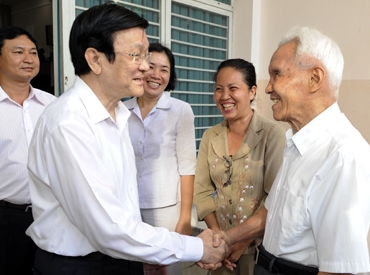 Chủ tịch nước Trương Tấn Sang tiếp xúc cử tri quận 1 và quận 3, TP HCM